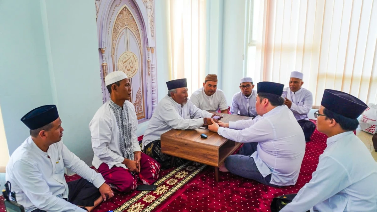 Pria Asal Cina Ikrar Mualaf di MUI Gresik, Kiai Rofiq Berpesan Jalani Islam Bertahap