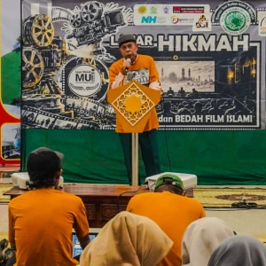 Layar Hikmah Hadir di Masjid KH. Robbach Ma’sum, MUI Gresik Ajak Generasi Muda Petik Pesan Film Islami