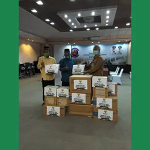 Ajak Masyarakat Dukung Program PSBB; BAZNAS Gresik Serahkan APD