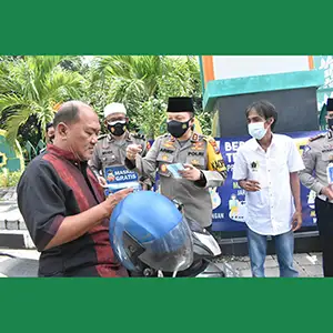 Terapkan Protokol Kesehatan, PWI dan Polres Bagikan Masker di Masjid Agung Gresik