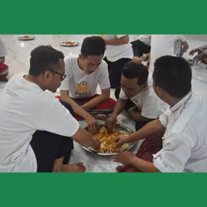 Lestarikan Budaya Santri, Peserta PKU Makan Talaman