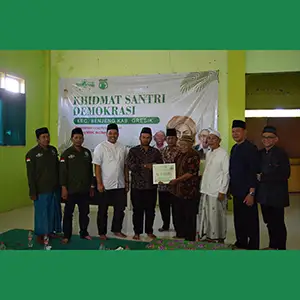 Wujud Khidmah, Santri Demokrasi Benjeng Berikan Infaq ke MWC NU Benjeng