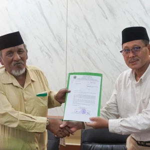 Dukung Kegiatan Keumatan, PTB Serahkan Meja Pertemuan dan Backdrop untuk MUI Gresik