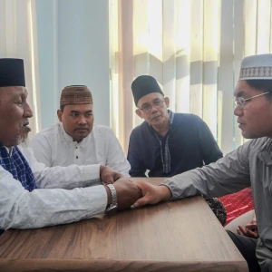MUI Gresik Bimbing Ikrar Mualaf Warga China, Kiai Rofiq Tekankan Belajar Syariat dan Akhlak