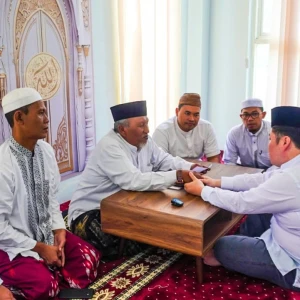 Pria Asal Cina Ikrar Mualaf di MUI Gresik, Kiai Rofiq Berpesan Jalani Islam Bertahap
